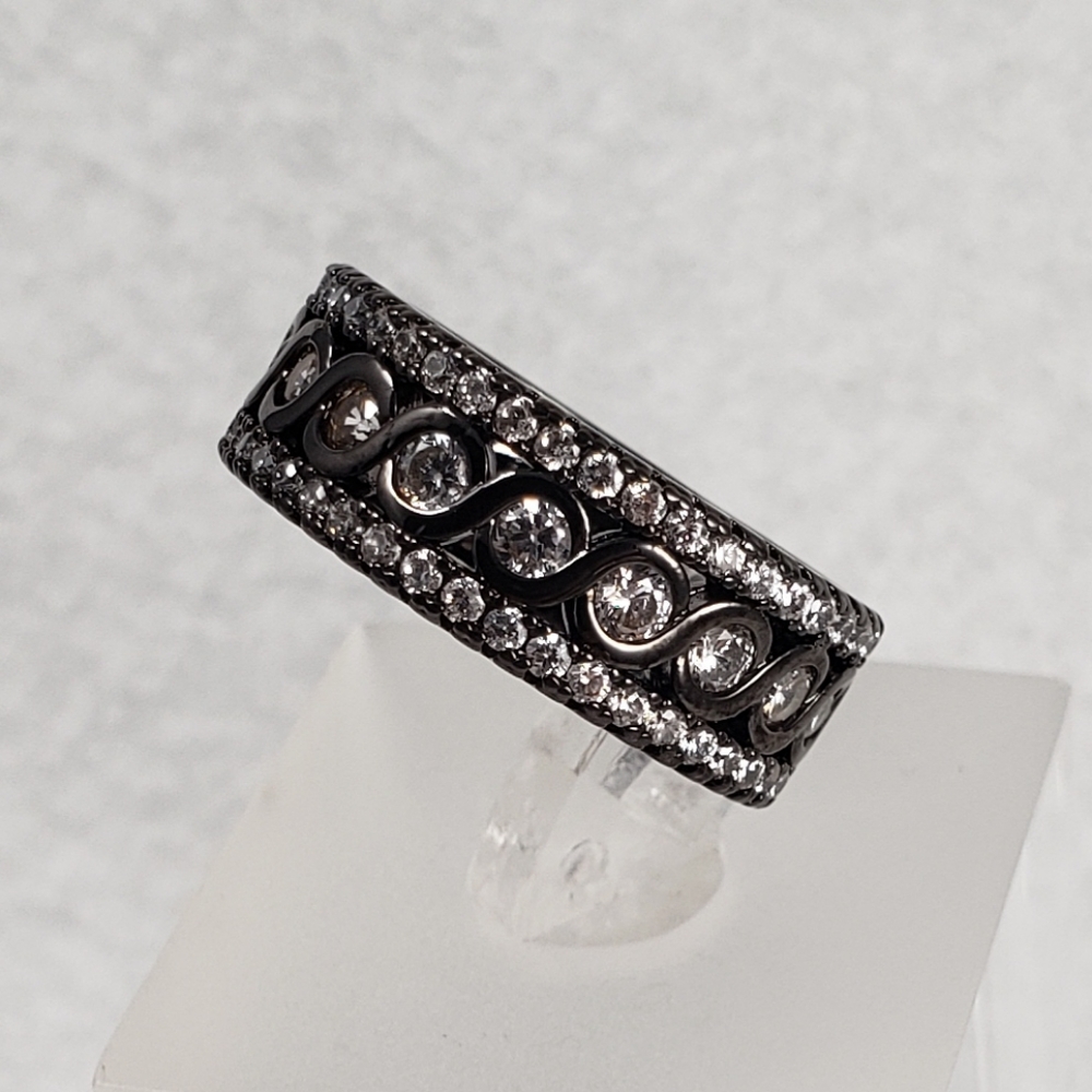 18k Stack Pave Band - Picture 2 of 8